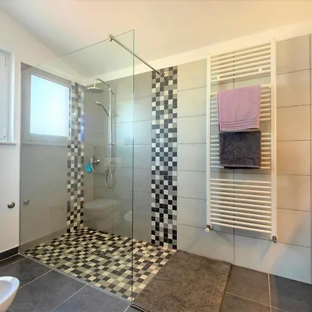 Nina With Private Pool Near Casa vacanze Porec