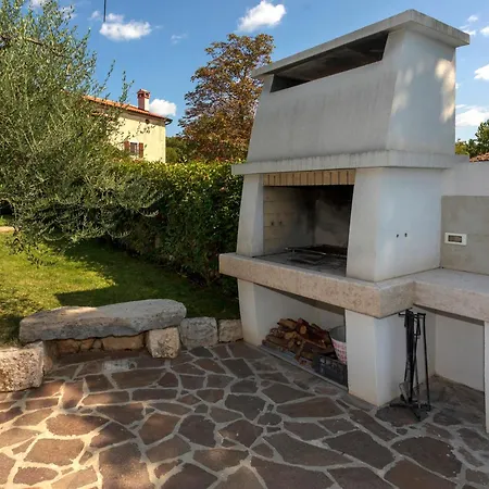 Nina With Private Pool Near Casa vacanze Porec