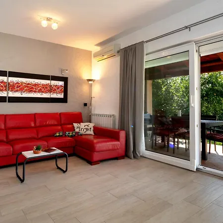 Nina With Private Pool Near Porec