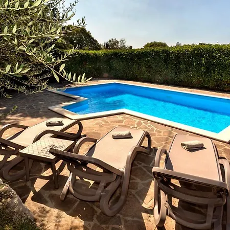 Nina With Private Pool Near בית נופש