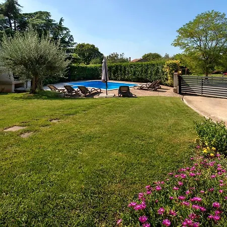 בית נופש Nina With Private Pool Near