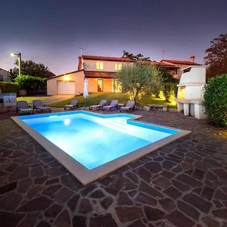 בית נופש Nina With Private Pool Near *