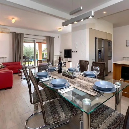 Nina With Private Pool Near * 波雷奇