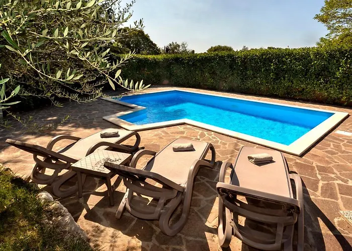 Nina With Private Pool Near בית נופש