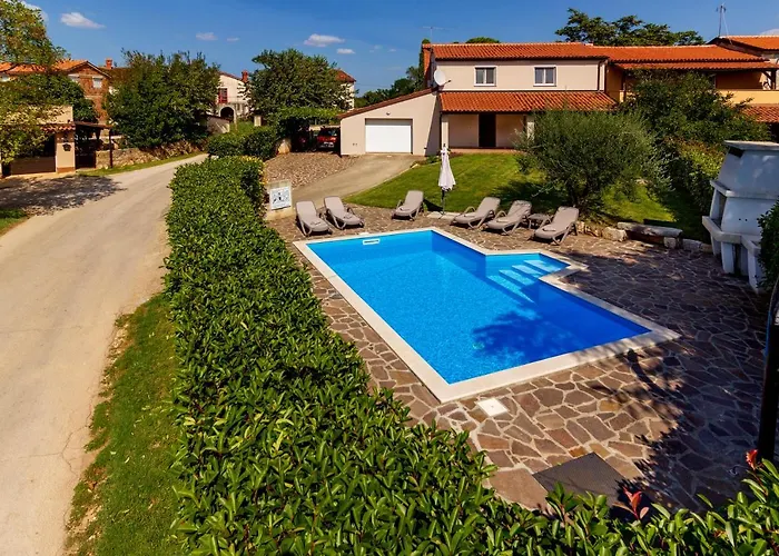 Nina With Private Pool Near בית נופש