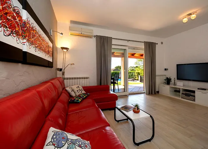 Nina With Private Pool Near בית נופש פורץ