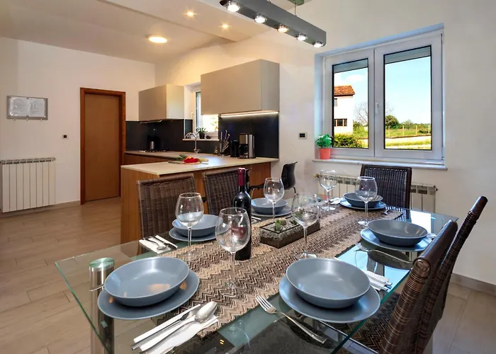 בית נופש Nina With Private Pool Near