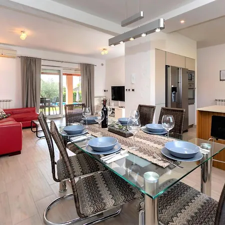 Nina With Private Pool Near * Poreč