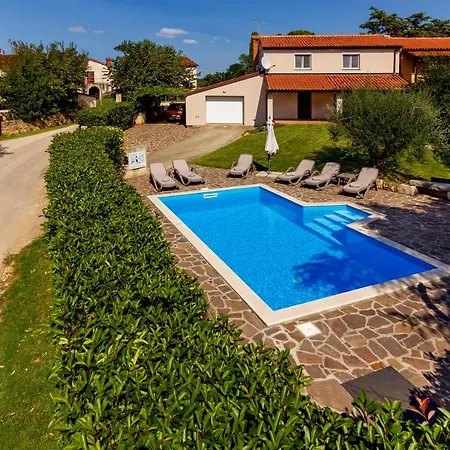 Nina With Private Pool Near Prázdninový dům