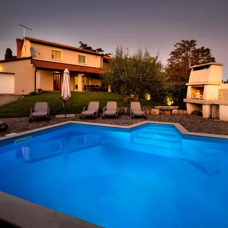 Nina With Private Pool Near Prázdninový dům